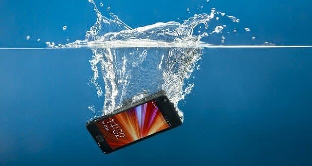 Telefonas įkrito į vandenį: ką daryti