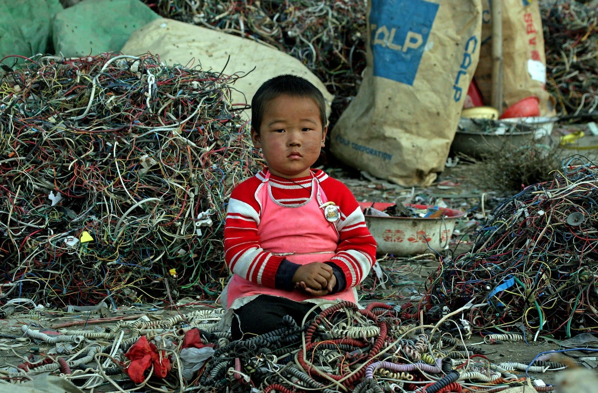 In which country are people most likely to repair their phones?