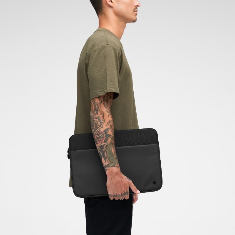 Incase A.R.C. Sleeve - Case with Pocket for MacBook Pro 16" (M4/M3/M2/M1/2024-2021) (Black) 5