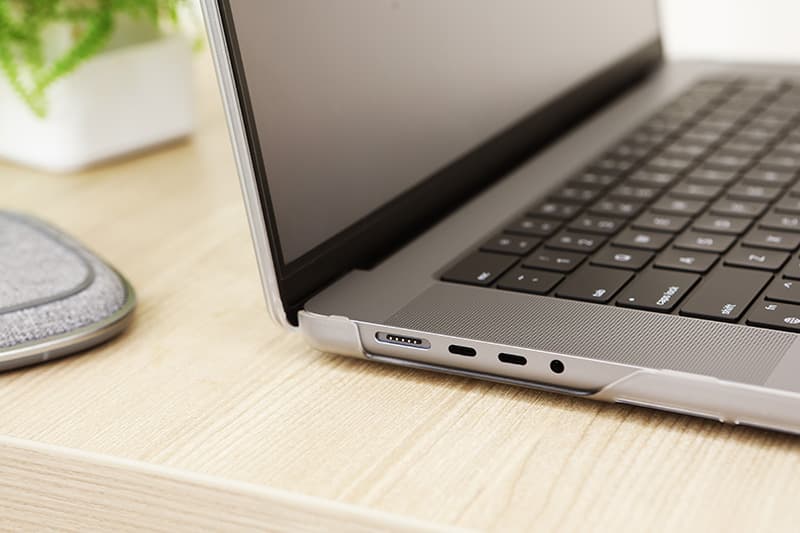 Moshi iGlaze - Hardshell Case for MacBook Air 13.6" M4 (2025) / M3 (2024) / M2 (2022) (Stealth Black) 8
