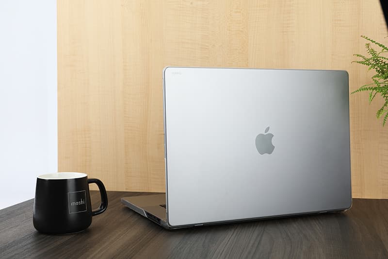 Moshi iGlaze - Hardshell Case for MacBook Air 13.6" M4 (2025) / M3 (2024) / M2 (2022) (Stealth Clear) 4