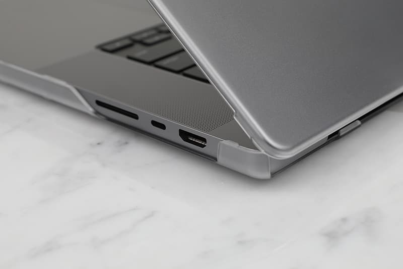 Moshi iGlaze - Hardshell Case for MacBook Air 13.6" M4 (2025) / M3 (2024) / M2 (2022) (Stealth Clear) 6