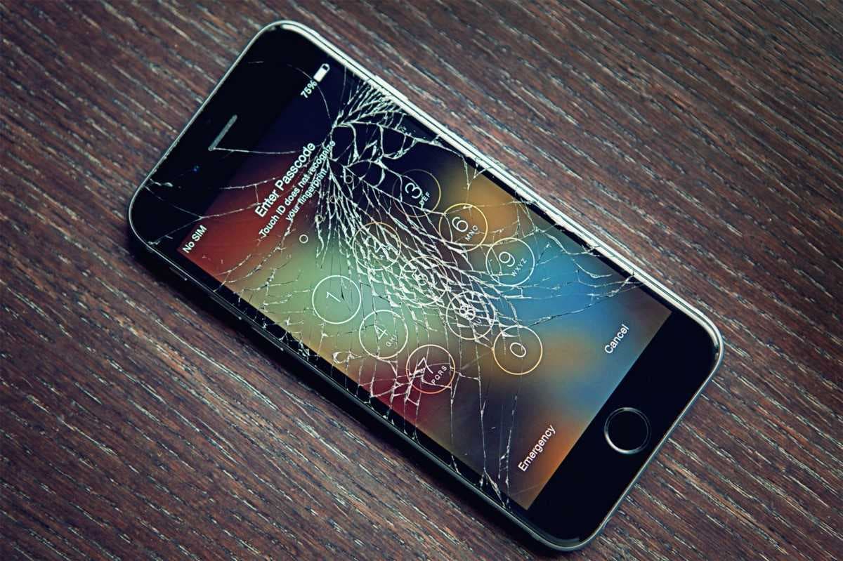 Telefonas su sudužusiu ekranu — mobiliųjų telefonų remontas EFIX Vilniuje